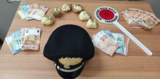 Fermano l’auto per un controllo e scoprono 300 grammi di cocaina ancora da tagliare: arrestata coppia