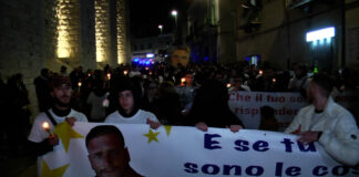 Molfetta scende in piazza contro la violenza, un corteo sfila per le strade del centro cittadino