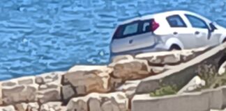 Freno a mano dimenticato, auto finisce sugli scogli in località Prima Cala