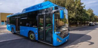 Un bus a metano in grado di contenere decine di persone. Nuovo mezzo per la Mtm