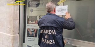 Oltre 100 falsi diplomi, arrestato il titolare di un “diplomificio”: sequestrati beni per 130mila euro