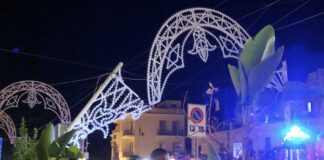 Paura in corso Dante, cede un palo delle luminarie della Festa patronale: nessun ferito