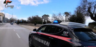 Ladri di auto in azione nella zona 167, il proprietario li mette in fuga con alcuni colpi di pistola