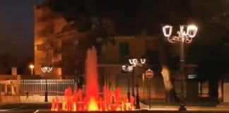 Piazza Aldo Moro si illumina di rosso per la Giornata Mondiale della Sclerosi Multipla