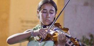 Dalle barche dei migranti nasce la musica: il debutto pugliese del «Violino del mare»