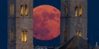 La “luna delle fragole” tra i campanili del Duomo di Molfetta fa il giro del mondo