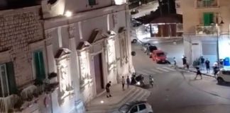 Auto piroetta in pieno centro e si schianta contro un palo