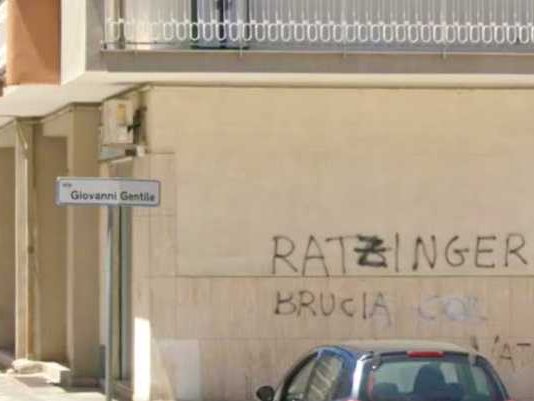 Rione Paradiso, Movimento Pro Molfetta: «Decennio di abbandono, rimuovere la scritta contro il Vaticano»