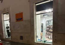 Spaccata notturna alla DS Sport di corso Umberto I: 3 ladri in fuga